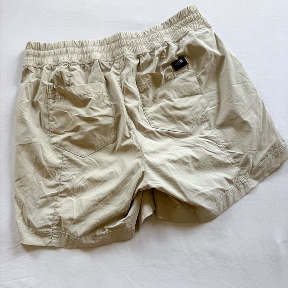 The North Face Womens Shorts 6 Beige Outdoor Hiking Lightweight Casual - Picture 2 of 7